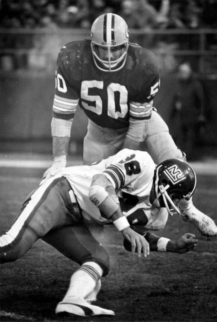 A 1975 Press Photo show Green Bay Packers middle linebacker Jim Carter making a play against New York Giants tight end Bob Tucker.